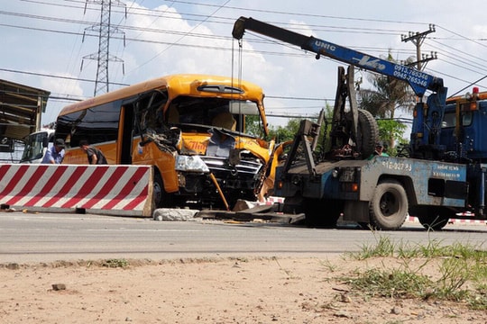 Xe khách cày nát dải phân cách, hàng chục hành khách hoảng loạn