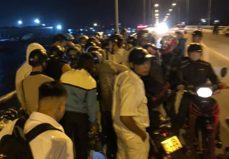 Tìm kiếm người phụ nữ ôm con nhỏ nhảy cầu tự tử