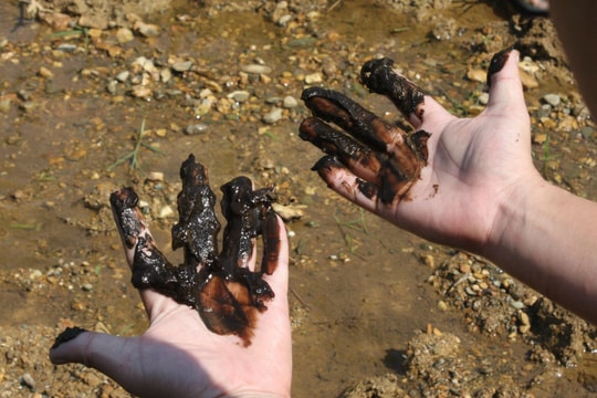 Ảnh: Cận cảnh dòng suối nghi nhiễm dầu do bị Công ty nước sông Đà xả lén nước súc rửa bể chứa