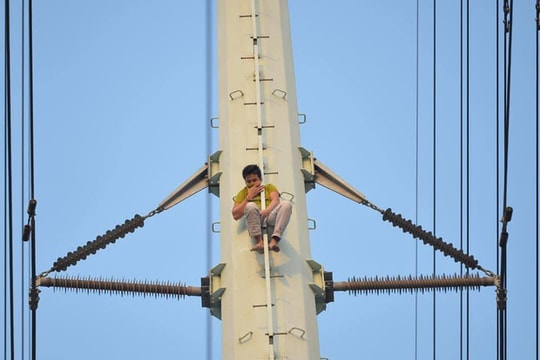 Ảnh: Nam thanh niên cố thủ trên cột điện thế ở Hà Nội