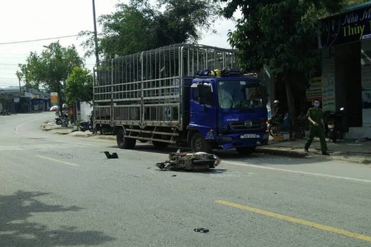 Va chạm với xe tải, 2 chị em nữ cán bộ xã tử vong tại chỗ