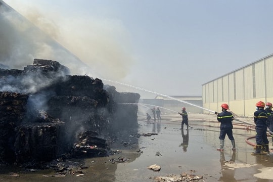 Hỏa hoạn thiêu rụi xưởng phế liệu rộng 600m2 ở Bắc Ninh