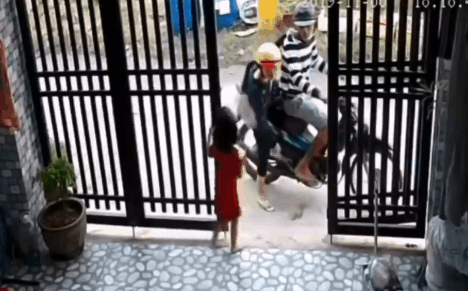 Clip: Cướp vào tận cổng nhà giật điện thoại trên tay bé gái