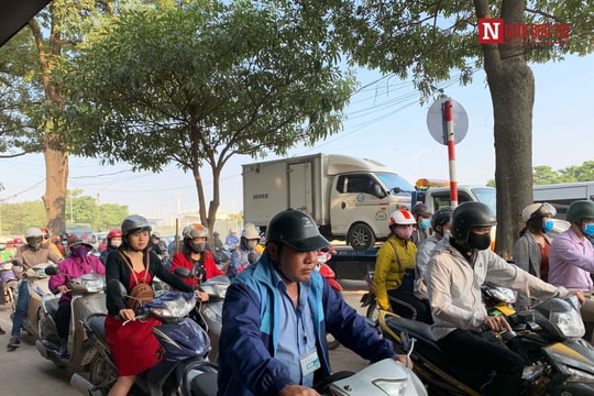 Ảnh: Cận cảnh tuyến đường luôn trong tình trạng ùn tắc ở Hà Nội