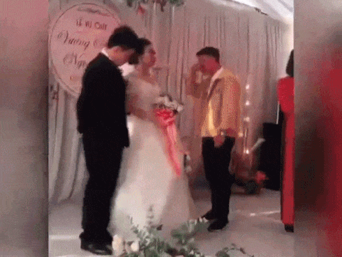 Em trai khóc nức nở trong đám cưới chị gái gây xúc động CĐM