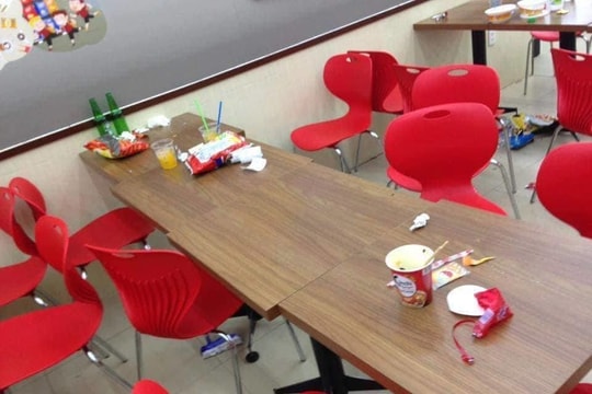 Giật mình với những "đống rác ý thức" trong các cửa hàng tiện lợi