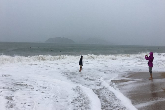 Mặc bão số 6 sắp đổ bộ, du khách Nha Trang vẫn ra biển chụp hình "sống ảo"