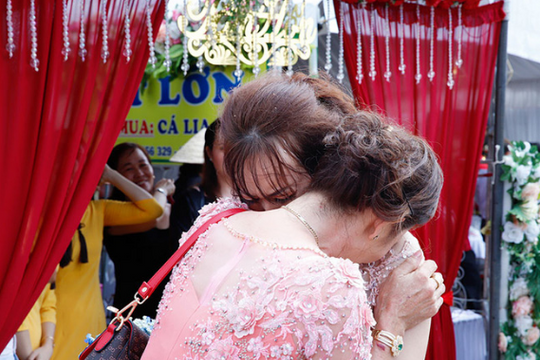 Khoảnh khắc mẹ ôm con gái trong ngày vu quy gây xúc động