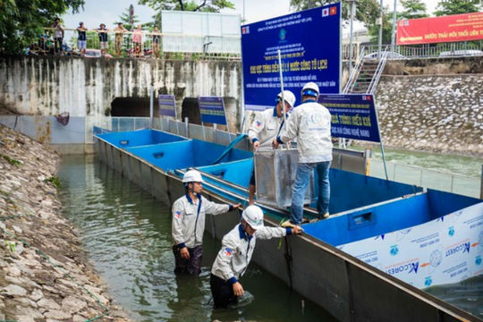 Ảnh: Tháo dỡ khu thử nghiệm xử lý nước thải công nghệ Nhật Bản trên sông Tô Lịch
