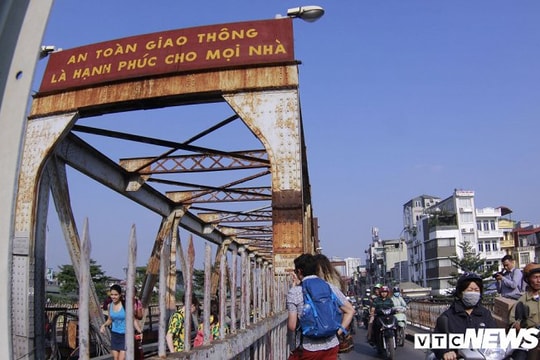 Ảnh: Bất chấp nguy hiểm, du khách đổ xô đến đường sắt cầu Long Biên để "check-in"