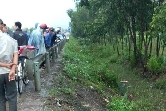 Phát hiện thi thể nam thanh niên dưới mương nước cùng xe máy