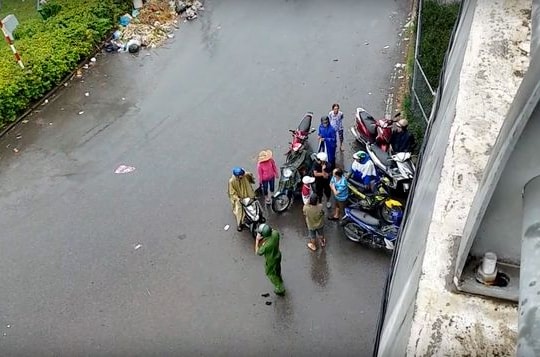 Nam sinh viên rơi từ cầu vượt cao 5m xuống đất nguy kịch