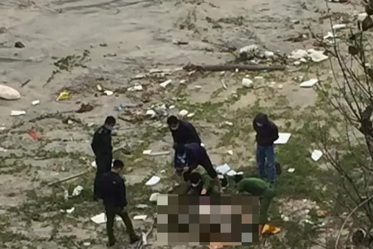 Phát hiện 2 thi thể nam giới đang phân hủy trên biển Quảng Trị