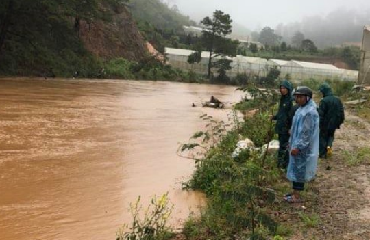 Băng qua đập tràn, người đàn ông bị nước cuốn trôi mất tích
