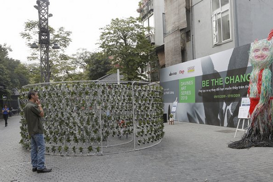 Ảnh: Triển lãm sắp đặt từ rác thải nhựa gây ấn tượng mạnh với người dân Thủ đô