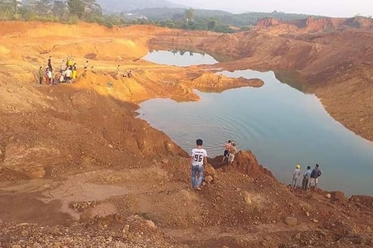 Trượt chân xuống hố nước, hai học sinh đuối nước thương tâm