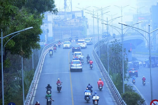 Ảnh: Phố phường Hà Nội ngập trong sươn mù và bụi