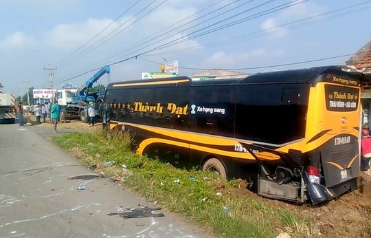 Xe giường nằm tông nhiều xe máy đang chờ qua đường, 3 người bị thương