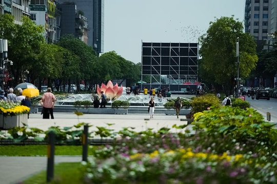 Ảnh: Phố đi bộ Nguyễn Huệ lắp 5 màn hình “khủng” trực tiếp trận Việt Nam - UAE