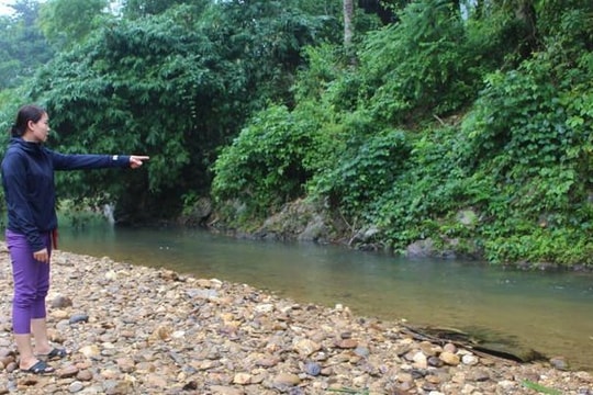 Xuống khe suối xuống nhặt bóng, bé trai 2 tuổi đuối nước thương tâm