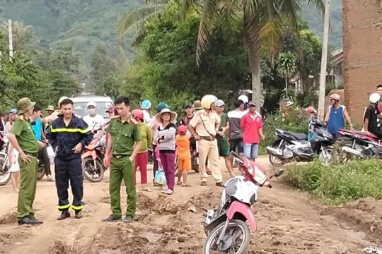 Bơi xuống sông bắt rắn, người đàn ông bị nước lũ cuốn mất tích