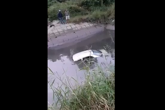 Clip: Nữ học viên đổ dốc, đưa cả ô tô và thầy dạy lao xuống mương