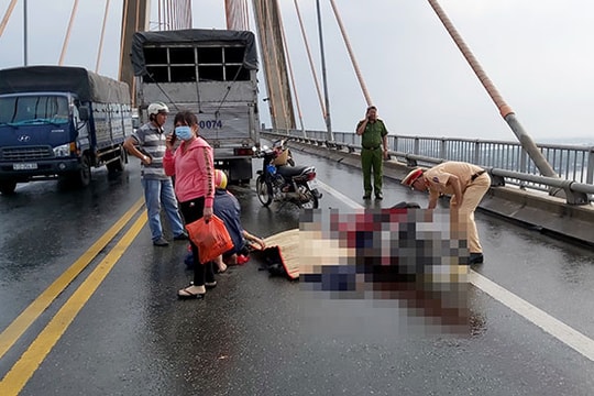 Ô tô tải va chạm xe máy trong cơn mưa, một người tử vong