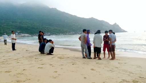 Tắm biển khi sóng lớn, 3 học sinh lớp 8 chết, mất tích