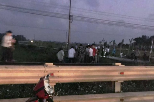 Đi xe máy băng qua đường ngang tự phát, thầy giáo bị tàu hỏa tông tử vong
