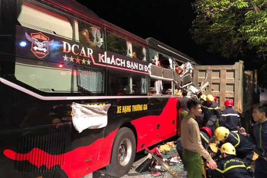 Xe khách biến dạng sau khi tông xe tải đậu ven đường, 4 người nhập viện