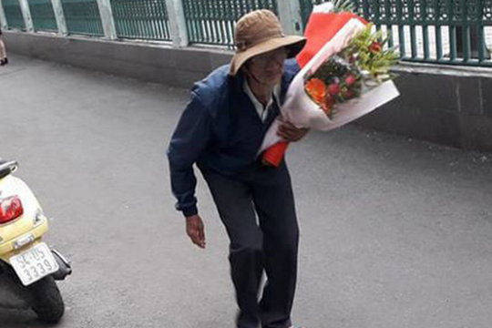 Hình ảnh cụ ông lưng còng, ôm hoa đến chúc mừng cháu tốt nghiệp đại học gây xúc động