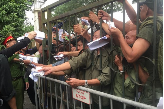 Ảnh: Thương binh leo rào, xô đẩy tranh vé trận bóng Việt Nam - Thái Lan