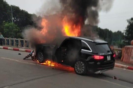 Hà Nội: Xe Mercedes đâm 3 xe máy rồi bốc cháy dữ dội, 1 phụ nữ tử vong