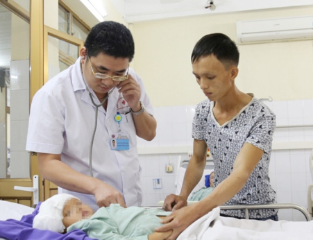 Phẫu thuật cứu sống bé 3 tuổi bị mảnh kim loại đâm xuyên hộp sọ