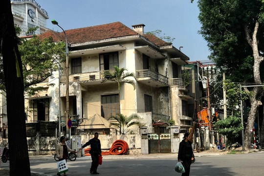 Ảnh: Bên trong căn biệt thự kiểu Pháp bị bỏ hoang trên khu "đất vàng" Hà Nội