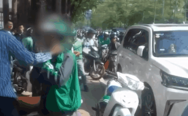 Clip: Vặt trộm gương ô tô Lexus, nam thanh niên nhận cái kết bẽ bàng giữa phố