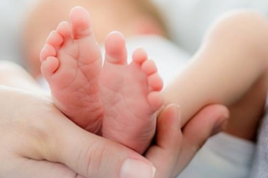 Cháu bé 1 tuổi tử vong do bà cho uống nhầm thuốc tẩy quần áo