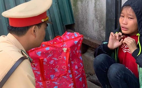 CSGT Hà Nội giúp bé gái mệt, đói lả bên vệ đường về với gia đình ở Thanh Hóa