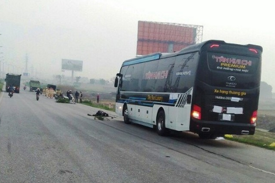 Hai cha con tử vong thương tâm dưới gầm xe khách