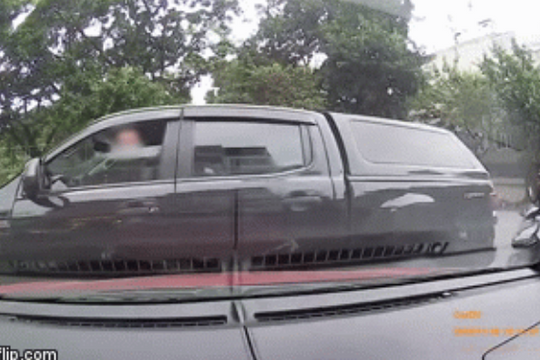 Clip: Tài xế xe bán tải có hành động kém lịch sự để "dằn mặt" ô tô đang quay đầu