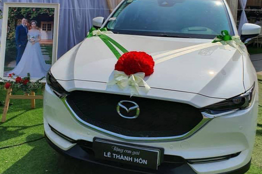 Bố mẹ tặng con gái xế hộp trong lễ thành hôn khiến dân mạng trầm trồ