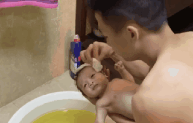 Trung vệ Bùi Tiến Dũng khiến dân mạng trầm trồ với khoảnh khắc chăm con cực khéo léo