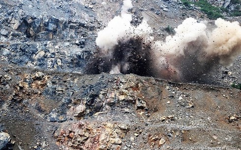 Mìn để trong nhà bất ngờ phát nổ, 2 người thương vong