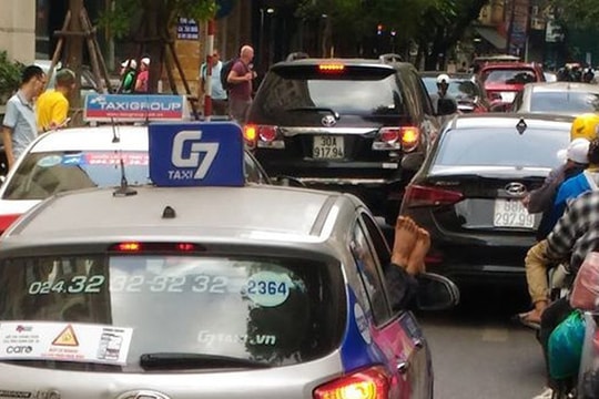 Hành động "kém duyên" của vị khách trên xe taxi khiến dân mạng ngán ngẩm