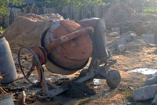 Đổ bê tông làm móng nhà, một người bị điện giật tử vong