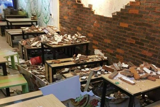 Sập tường quán ăn, 4 người bị thương