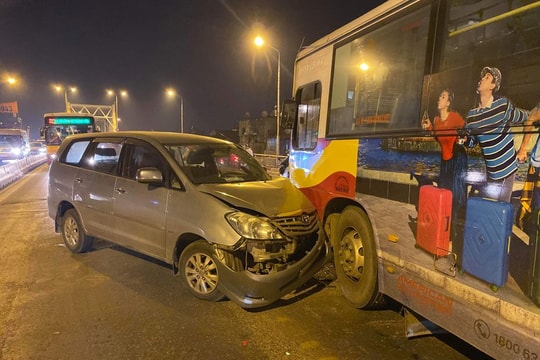 Hà Nội: Lái xe nghi say rượu, đâm nát đầu xe buýt trên cầu Chương Dương