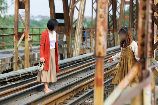 Ảnh: Bất chấp nguy hiểm, giới trẻ đua nhau chụp ảnh trên cầu Long Biên