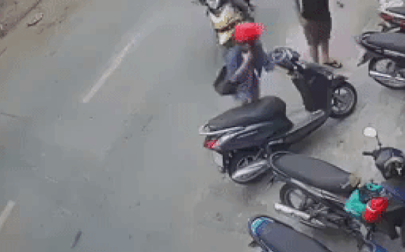 Clip: Cô gái sững sờ khi bị 2 tên cướp giật túi xách trong chớp mắt