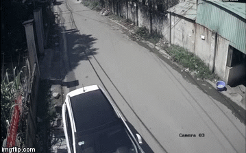 Clip: Hãi hùng xe đưa đón học sinh ôm cua ẩu, 3 học sinh rơi xuống đường